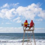 Surveillants de baignade sur un poste de secours de plage