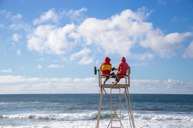 Surveillants de baignade sur un poste de secours de plage